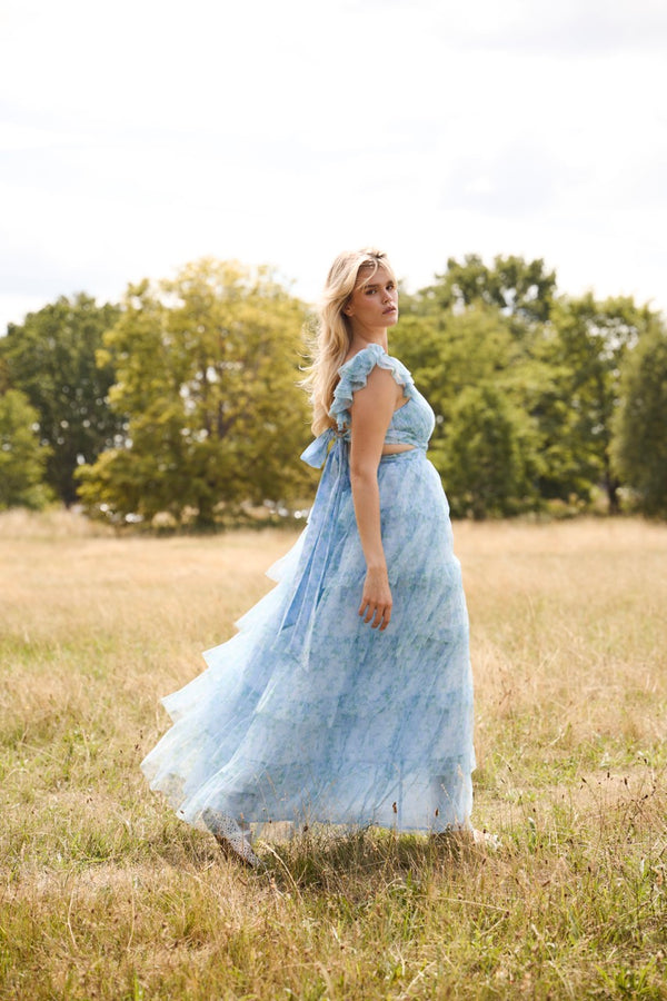 The Unexpected Color That Is Perfect For Wedding Guests